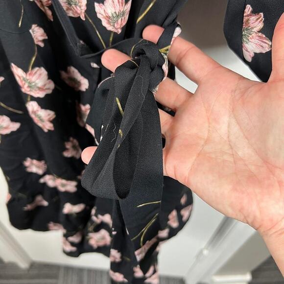 Bar III black and pink Floral-Print Wrap Dress. Size L - Picture 8 of 9